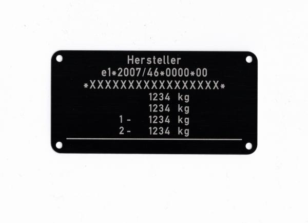 Var.15 Typenschild für die Fahrzeugklasse O1 und O2, beschriftet ohne Zusatzangaben